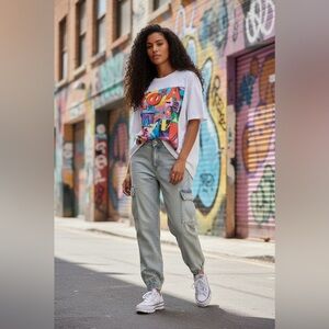 Light-wash Women’s Cargo Jeans